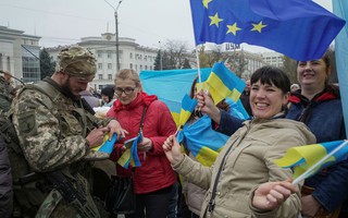 Ukraine giới nghiêm Kherson, Nga cảnh báo nóng về vũ khí