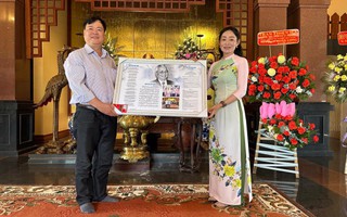 Soạn giả Đức Hiền, nhạc sĩ Phạm Hoàng Long trao tặng tác phẩm viết về cố Thủ tướng Võ Văn Kiệt