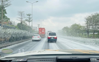 Ngỡ ngàng hình ảnh đoạn đường trắng như "băng tuyết" ở Hà Nội