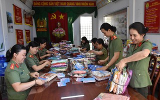 CLIP: Xúc động hình ảnh phụ nữ ở Tiền Giang chuẩn bị 800 bộ áo dài cho cô giáo vùng cao