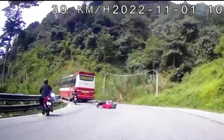 Clip: Tai nạn giữa xe khách Thành Bưởi với xe máy trên đèo Bảo Lộc