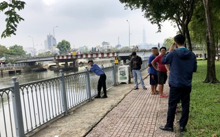 Hàng trăm người xem vớt thi thể áo xám trên kênh Nhiêu Lộc - Thị Nghè