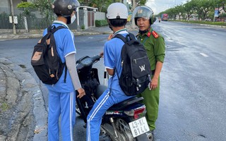 Đà Nẵng: Hàng trăm học sinh bị CSGT "tuýt còi" vì đi xe máy đến trường