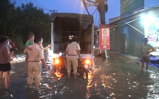 CLIP: CSGT dùng xe tải chở người dân, xe máy qua đoạn đường ngập