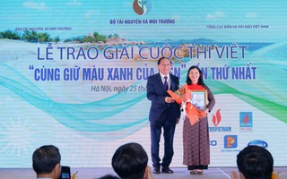 Trao giải cuộc thi viết “Cùng giữ màu xanh của biển”