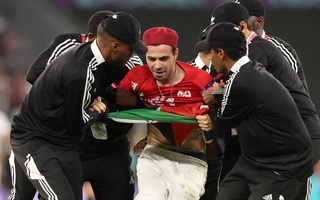 CĐV Tunisia vào sân gây náo loạn trận đấu với tuyển Pháp