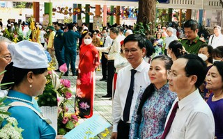 Phó Bí thư Nguyễn Văn Hiếu dự Ngày hội Đại đoàn kết toàn dân tộc, tặng quà cho người nghèo