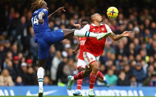 Thắng Chelsea tại Stamford Bridge, Arsenal đòi lại ngôi đầu Ngoại hạng