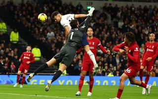 Salah bùng nổ, Liverpool hạ chủ nhà Tottenham trở lại Top 8