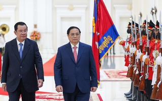 Thủ tướng Hun Sen đón Thủ tướng Phạm Minh Chính thăm chính thức Campuchia