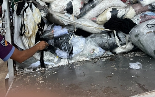 Công an Bình Dương bắt 2 xe chở chất thải