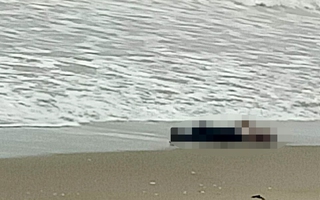 Phát hiện thi thể nam sinh lớp 12 trôi dạt vào bờ biển