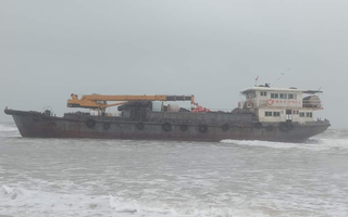 Đề xuất hướng xử lý chiếc tàu sắt tiền tỉ, không người lái dạt vào bờ biển Quảng Trị