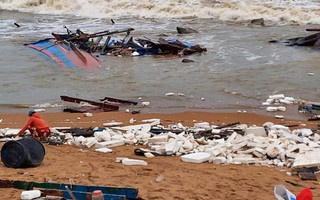 Phú Yên: Tàu cá tiền tỉ ra khơi bị mắc cạn, sóng đánh tan tành