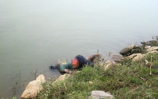 Phát hiện người phụ nữ chết trong tư thế ngồi bên bờ sông