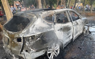 Trong "chớp mắt", ôtô 7 chỗ cháy rụi trước sự ngỡ ngàng của nhiều người