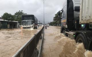 Mưa lớn, một người mất tích, Quốc lộ 1 qua Thừa Thiên - Huế nhiều đoạn bị ngập