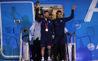 Messi gặp sự cố hy hữu khi diễu hành ăn mừng tại Argentina