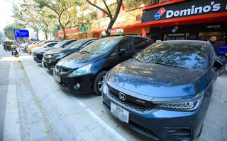 CLIP: Ôtô vẫn đỗ kín vỉa hè nhiều phố Hà Nội sau chỉ đạo của Chủ tịch TP Trần Sỹ Thanh?