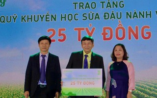 Vinasoy tặng 25 tỉ đồng cho Quỹ Khuyến học Sữa đậu nành Việt Nam