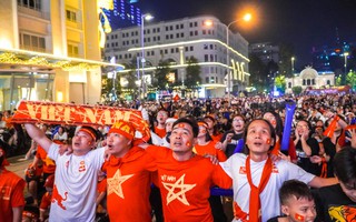 PS ảnh: Cổ động viên TP HCM ngất ngây với chiến thắng Việt Nam - Malaysia 3-0
