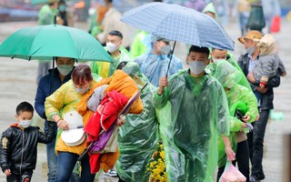 Hàng ngàn người đội mưa lạnh đi lễ chùa Hương ngày đầu mở cửa
