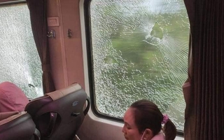 Nhóm côn đồ ném đá "khủng bố" tàu hỏa, gần 1.000 khách hoảng loạn