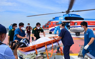 Trực thăng đưa ngư dân bệnh nặng từ Trường Sa vào đất liền điều trị