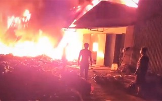 Cháy lớn trong đêm, thiêu rụi xưởng sơ chế cà phê ở Lâm Đồng