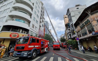 Ba người mắc kẹt trong đám cháy tại khách sạn nhiều tầng ở quận 1