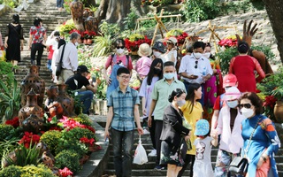"Nghẹt" du khách ở Nha Trang và Huế