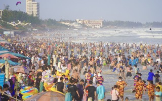 Bãi biển Vũng Tàu chật cứng người trong những ngày Tết