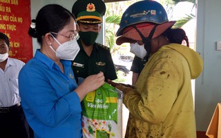Liên đoàn Lao động tỉnh Bình Dương tặng quà cho bà con vùng biên giới Bình Phước