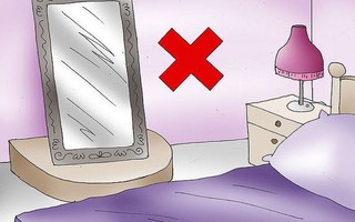 Vì sao không nên treo gương đối diện giường ngủ?