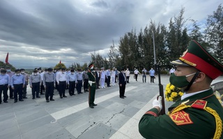 Thủ tướng Phạm Minh Chính dâng hương, hoa tại Khu tưởng niệm Chiến sĩ Gạc Ma