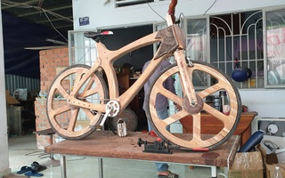 Độc đáo xe đạp gỗ của sinh viên