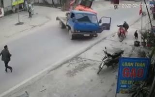 Dừng xe máy bên đường, cụ ông bị máy múc rơi từ trên xe tải xuống đè chết