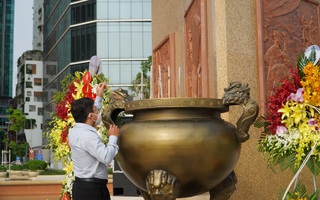 Người dân đến thắp hương tại tượng đài Đức thánh Trần Hưng Đạo
