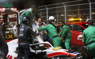 Con trai huyền thoại Michael Schumacher gặp nạn trên đường đua F1