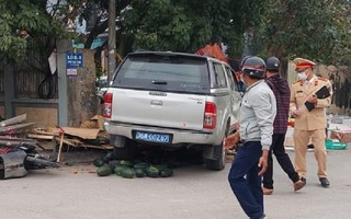 Nguyên nhân xe biển xanh lao lên vỉa hè tông chết 2 người bán trái cây