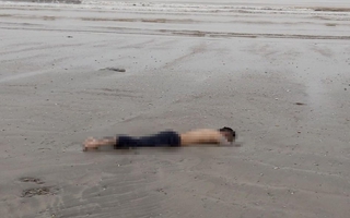 Phát hiện thi thể nam thanh niên có nhiều hình xăm trên bãi biển