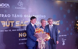 Trao giải thưởng "Bút sắc - Lòng trong" cho Đại tá, nhà báo lão thành Nguyễn Khắc Tiếp