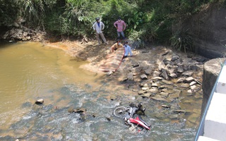 Người đàn ông tử vong dưới suối bên cạnh xe máy