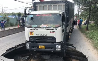 Hé lộ nguyên nhân "hố tử thần ngoạm đầu xe tải" ở TP Thủ Đức