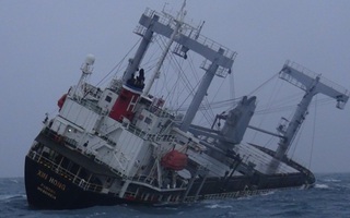 Hai tàu chở hàng va chạm, 2 tấn dầu DO chìm xuống biển Phan Rang
