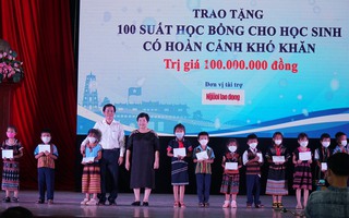 Trao 100 suất học bổng cho học sinh, sinh viên dân tộc thiểu số tỉnh Thừa Thiên - Huế