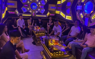 Hình ảnh hàng loạt quán karaoke ở Quảng Nam bị "sờ gáy"