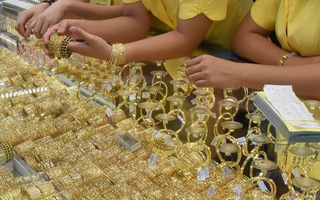Giá vàng hôm nay 27-4: Vàng trong nước vẫn bám trụ ở mốc 70 triệu đồng/lượng
