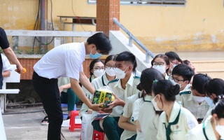 Học sinh Long An hào hứng đón quà từ UNIBEN