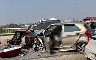 2 ôtô nát đầu sau tai nạn, một lái xe ngồi bất động trước vô lăng
